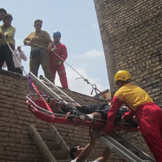 آتش نشانی نیشابور - نجات خانم مصدوم از روی پشت بام