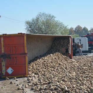 آتش نشانی نیشابور - خروج تریلر از مسیر خود حادثه آفرید