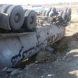 آتش نشانی نیشابور - بی احتیاطی موجب واژگونی تانکر حامل گاز مایع شد