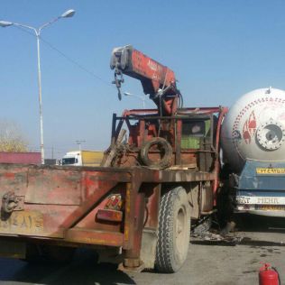 آتش نشانی نیشابور - نقص فنی موجب تصادف جرثقیل با تانکر گاز شد .