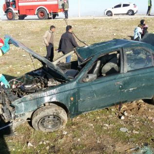 آتش نشانی نیشابور - واژگونی خودروی پژو روآ در کیلومتر 10 جاده جدید سبزوار