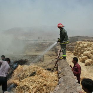 آتش نشانی نیشابور - آتش سوزی انبار پرس کاه در منزل مسکونی