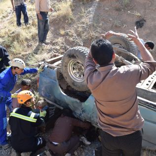 آتش نشانی نیشابور - فوت دو جوان از 5 نفر سرنشین پاترول در جاده برفریز و عملیات 2 ساعته آتش نشانان جهت رها سازی دو مصدوم