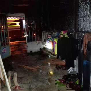 آتش نشانی نیشابور - اتصال در سیم لامپ،مغازه پوشاک را به آتش کشید