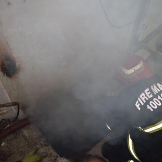 آتش نشانی نیشابور - آتش سوزی مغازه پلاستیک فروشی