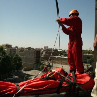 آتش نشانی نیشابور - حمل مصدوم ازارتفاع توسط نجاتگران آتش نشان