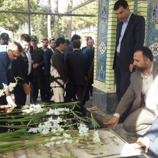 آتش نشانی نیشابور - گل افشانی مزار شهدا به مناسبت آغاز هفته قوه قضائیه 