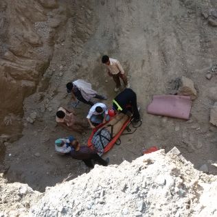 آتش نشانی نیشابور - سقوط کارگرساختمانی در گودال هشت متری 