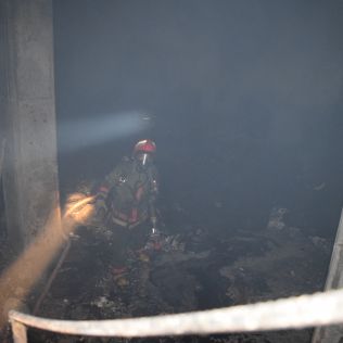 آتش نشانی نیشابور - دو ساعت مبارزه نفس گیر آتش نشانان با آتش و دود