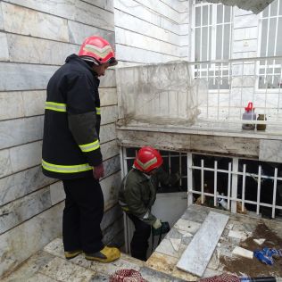 آتش نشانی نیشابور - کار خطرناک پدر و پسر منجر به انفجار گاز شد