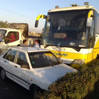 آتش نشانی نیشابور - بی احتیاطی راننده خودرو سواری موجب تصادف زنجیره ای شد