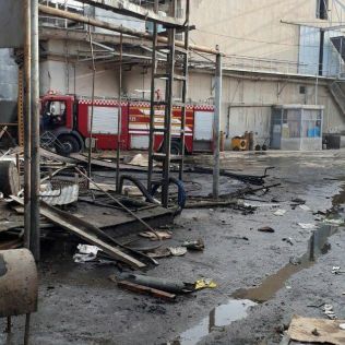 آتش نشانی نیشابور - مخزن روغن طعمه شعله های آتش شد