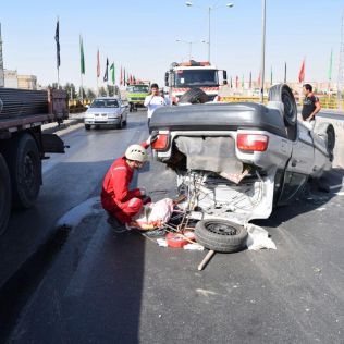 آتش نشانی نیشابور - نقص فنی تراکتور موجب واژگونی خودرو و موتورسیکلت شد