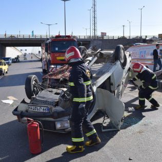 آتش نشانی نیشابور - واژگونی وانت پیکان دو مصدوم بر جای گذاشت