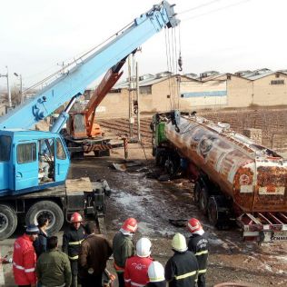 آتش نشانی نیشابور - واژگونی تانکر حامل بنزین در محور نیشابور به مشهد این مسیر را مسدود کرد