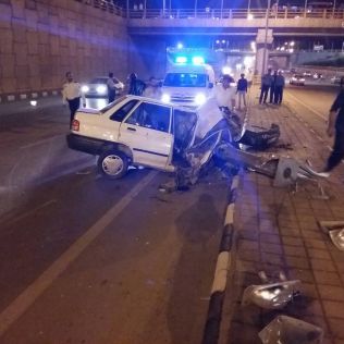 آتش نشانی نیشابور - برخورد شدید پراید با تیر چراغ برق موجب واژگونی آن شد