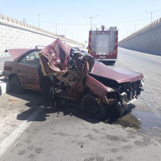 آتش نشانی نیشابور - حواس پرتی راننده برای دیدن صحنه تصادف موجب واژگونی خودرو دوم شد