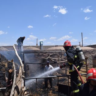 آتش نشانی نیشابور - شعله های آتش دو انبار پرس کاه را به کام خود کشید