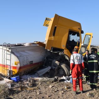 آتش نشانی نیشابور - خروج تانکر بنزین در محور سبزوار به نیشابور