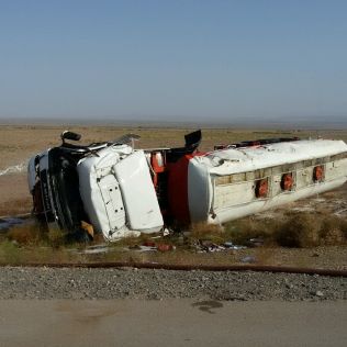 آتش نشانی نیشابور - یک تانکر حامل سوخت هواپیما در محور سبزوار به نیشابور واژگون شد